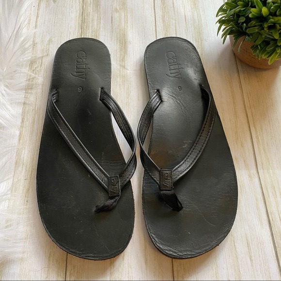 Cathy Jean Black Leather Flip Flops - Picture 1 of 10